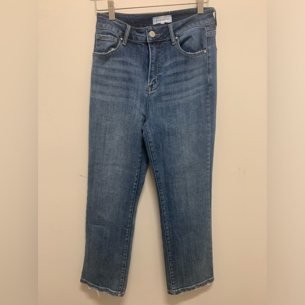Risen women’s jean size 7/28. Great shape. Reposhing, just did not fit me.